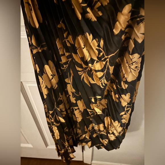 Elegant Black and Gold Floral One-Shoulder Dress - Picture 7 of 10